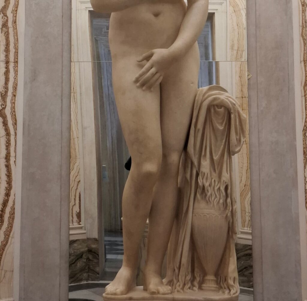 Dettaglio della parte inferiore della Venere Capitolina nei Musei Capitolini